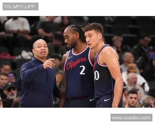 快船与灰熊马丁对决精彩纷呈球迷期待激烈比赛瞬间 快船与灰熊马丁对决精彩纷呈球迷期待激烈比赛瞬间